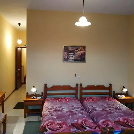 בית הארחה Piso Alonia 3*